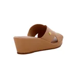 Sandalia tipo mule de plataforma corrida (wedge), color negro, con tiras anchas cruzadas sobre el empeine. Presenta un pequeño detalle metálico dorado en el lateral de la tira superior.