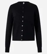 Cardigan negro de punto, con cuello redondo, manga larga y abotonado delantero.