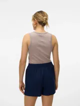 Musculosa marrón de punto canalé con cuello redondo y sisas anchas.