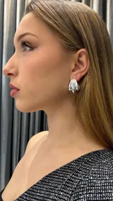 Aros plateados con forma de abanico.