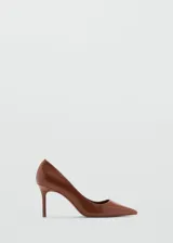Zapato de tacón alto marrón charol, con punta fina y tacón de aguja.