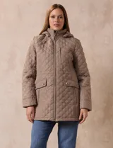 Campera capitoneada color beige, marca Weatherproof, con capucha desmontable, cierre central, bolsillos delanteros con cierre, tajo lateral con botones y forro interno a tono.