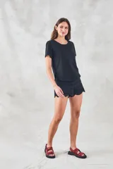 Remera blanca de algodón peinado con corte recto y mangas cortas.