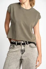Remera color verde militar, corte crop, con mangas cortas y cuello redondo.