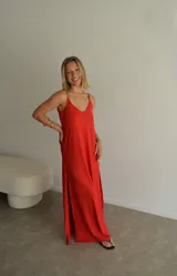 Vestido largo azul marino de viscosa, con tirantes finos y escote en V.