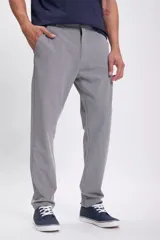 Pantalón de vestir gris claro, de corte recto y tiro medio, con bolsillos laterales y traseros.