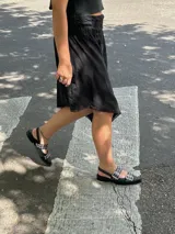 Chatas negras de cuero con punta cuadrada, dos tiras con hebillas plateadas y detalle de ojales metálicos.