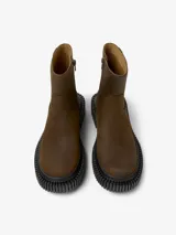 Bota de media caña color marrón, confeccionada en nobuk, con plantilla OrthoLite reciclada y suela XL EXTRALIGHT de EVA. Tiene un tacón de 3,3 cm y forro interior de piel vacuna con acabado de ante.