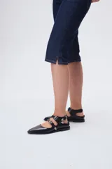 Ballerinas de cuero color marrón con punta fina y dos tiras con hebillas.