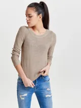 Sweater de punto color beige, con cuello redondo y mangas largas.