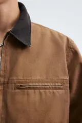 Cazadora relaxed fit de algodón acolchado, color celeste con efecto lavado. Tiene cuello solapa, manga larga con puño abotonado, bolsillos con cremallera en pecho y cadera, y cierre frontal con cremallera.