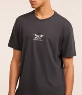 Remera de mangas cortas color gris oscuro, confeccionada en algodón, con cuello redondo y estampa frontal de montañas y texto "Alive Outside Environment".