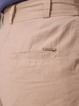 Short color beige de algodón y lino, con cintura alta y pinzas delanteras.