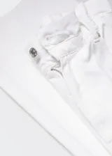 Pantalón de jean blanco de corte ancho, tiro alto y cintura elastizada con volados.