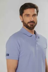 Remera polo de piqué color lavanda, con cuello en rib y botones personalizados.