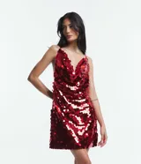Vestido corto de fiesta con lentejuelas rojas, escote drapeado y tirantes finos cruzados en la espalda.