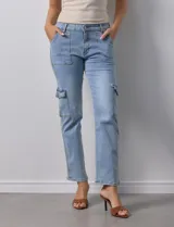 Pantalón jean celeste con bolsillos cargo laterales, pretina con pasadores, botón y cierre.