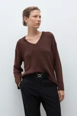 Sweater de tejido de punto color marrón oscuro, con escote en V y manga larga.