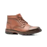 Bota de vestir acordonada color marrón de cuero, con suela de goma y detalle de costuras en la puntera.