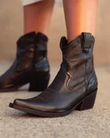 Bota texana corta negra de cuero, con taco de 5cm y detalles bordados en el empeine.