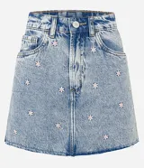 Minifalda de jean celeste con bordado de flores pequeñas en tonos rosa y celeste.