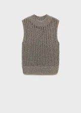 Chaleco de punto calado color marrón con cuello perkins y sin mangas.
