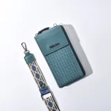 Porta celular de color turquesa, con textura trenzada y correa ajustable.
