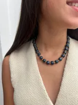 Collar corto de múltiples hilos con cuentas de cerámica esmaltada de colores y detalles dorados.