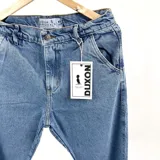 Jean azul de corte baggy con cintura elastizada y bolsillos laterales.
