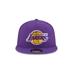 Gorra New Era morada con el logo de Los Angeles Lakers bordado en el frente.