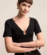 Blusa fucsia de viscosa con escote en V y aro metálico.