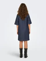 Vestido camisero midi de denim azul con rayas verticales blancas, cuello camisero, mangas 3/4, cierre frontal con botones y dos bolsillos de parche en el pecho.