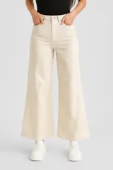 Pantalón jean negro de tiro medio y corte ancho.