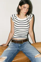 Camiseta rosa de rib con cuello barco y mangas cortas.