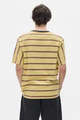 Remera de algodón a rayas horizontales en color rosa y azul marino, con cuello redondo en color bordó y detalle bordado en el frente. Corte recto y mangas cortas.