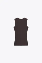 Musculosa negra de algodón con cuello redondo y corte ajustado.