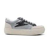 Zapatillas urbanas plateadas con apliques de glitter negro en forma de rayo.