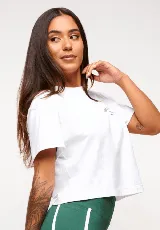 Remera blanca de algodón sustentable, corte crop y estampado frontal con el texto "Match Point" en gris.