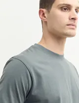 Remera de manga corta color petróleo, de corte recto y cuello redondo.