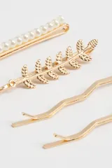 Set de cuatro hebillas doradas para el pelo, con detalles de perlas y hojas metálicas.