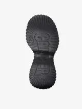 Bota de media caña color negro, confeccionada en tejido TENCEL Lyocell, con plantilla reciclada OrthoLite y suela XL EXTRALIGHT de EVA. Presenta un tacón de 6,6 cm y forro interior textil con mezcla de fibras sostenibles.