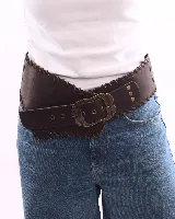 Faja ancha de cuero marrón con borde festoneado y hebilla metálica envejecida.