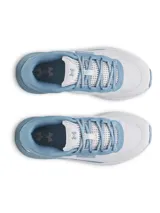 Championes Under Armour Charged Bandit Trail 3 para mujer, diseñados para trail running. Color verde con detalles en blanco y naranja.