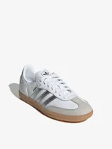 Zapatillas Adidas Samba OG blancas con detalles en plateado y suela de goma color caramelo.