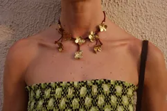 Collar corto con cordón de algodón color menta y flores de bronce.