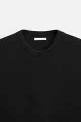 Camiseta azul marino de punto con mezcla de viscosa, corte regular fit, cuello redondo, manga corta y terminaciones en rib.