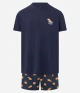 Conjunto de pijama masculino compuesto por una remera azul marino de manga corta con cuello redondo y un estampado localizado de carpincho en el pecho, y un short a juego con estampado repetitivo de carpinchos.