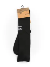 Medias deportivas Umbro para adulto, color negro con logo de la marca en blanco.