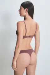 Conjunto de ropa interior Caro Cuore, compuesto por un corpiño triangular de punto con breteles finos y una bombacha colaless de punto.