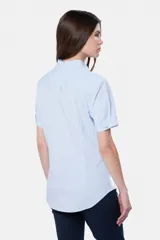Camisa entallada de manga corta con rayas verticales celestes y blancas.